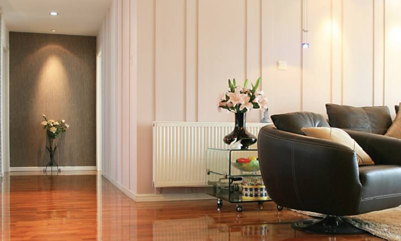     在我們挑選暖氣片時(shí)，不僅要看價(jià)格，還要看產(chǎn)品和服務(wù)，才能避免吃虧上當(dāng)。

    選擇暖氣片從哪些角度出發(fā)?

    1.看材質(zhì)

    材質(zhì)影響到產(chǎn)品的使用和壽命。廠家選擇的材質(zhì)過關(guān)，不僅在使用中減少漏水等問題，還能夠延長暖氣片的壽命。用戶在挑選材質(zhì)時(shí)，可以咨詢一下鋼管或銅管的壁厚，一些特殊產(chǎn)品的片頭和壁厚是不同的，片頭需要加厚，才能抵抗住常年侵蝕。材質(zhì)要求均勻，無凸起，無水波紋。

    2.看安裝

    很多廠家都有自己的安裝隊(duì)，或者有固定合作的安裝隊(duì)。安裝人員統(tǒng)一持證上崗，經(jīng)驗(yàn)豐富。對自己工廠的產(chǎn)品也比較了解，在測量、方案設(shè)計(jì)中考慮細(xì)致全面。暖氣片安裝時(shí)噪音小，測量、打孔、懸掛、打壓等步驟齊全考究，接口緊密，管路布局橫平豎直，彎管接頭少。

    3.看工藝

    暖氣片的生產(chǎn)工藝和品牌廠家密不可分。有些不良小廠家采用回收二手暖氣片，簡單去銹刷漆之后再投放市場，雖然暖氣片價(jià)格很便宜，但這種暖氣片往往使用不了一兩年就會(huì)漏水。真正品質(zhì)好的暖氣片，往往通過下料、打孔、焊接、組裝、打壓、打磨、噴涂等幾十道精細(xì)工序生產(chǎn)而成，后還有嚴(yán)格的質(zhì)檢。這樣的暖氣片使用起來才會(huì)安心。

    4.看售后

    正規(guī)產(chǎn)品都有相關(guān)的質(zhì)保協(xié)議，在質(zhì)保期內(nèi)出現(xiàn)質(zhì)量問題可以免費(fèi)更換，因?yàn)榕瘹馄钠焚|(zhì)問題給用戶造成的財(cái)產(chǎn)損失，還可以通過保險(xiǎn)賠付。強(qiáng)大妥善的售后不僅是品牌實(shí)力的體現(xiàn)，也是產(chǎn)品過硬品質(zhì)的體現(xiàn)。

    5.看品牌

    一款品牌形成往往需要多少年的沉淀和口碑傳播，才能在市場上占領(lǐng)一席之地。品牌類廠家，不僅有實(shí)力在選材、工藝方面投入較高的成本，在后期服務(wù)上也有相關(guān)的保障。一旦產(chǎn)品出現(xiàn)問題，可以免費(fèi)更換，出現(xiàn)暖氣片不熱等問題，還可以上門維修。不會(huì)出現(xiàn)暖氣片漏水等問題找不到廠家、相互推卸責(zé)任等問題。

    挑選暖氣片時(shí)，不僅要看價(jià)格，還要看產(chǎn)品和服務(wù)，才能避免吃虧上當(dāng)。

    更多資訊盡在鼎格舒適家，免費(fèi)設(shè)計(jì)方案和報(bào)價(jià)。鼎格舒適家www.ahdz.com.cn(全稱四川鼎格舒適家科技有限公司)是知名成都地暖公司，專業(yè)提供地暖，暖氣片，中央空調(diào)，新風(fēng)，凈水系統(tǒng)的銷售，設(shè)計(jì)，安裝等服務(wù)。